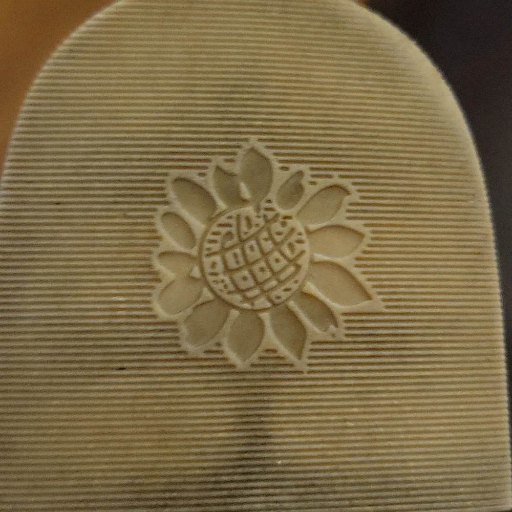 YELLOWBOX ROMONA white with gold beaded sandals slides rubber soles SZ 8 EUC… - Picture 6 of 7